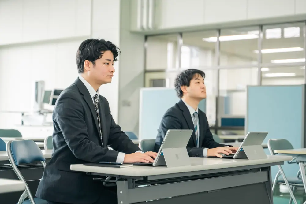 社内で勉強会をする様子